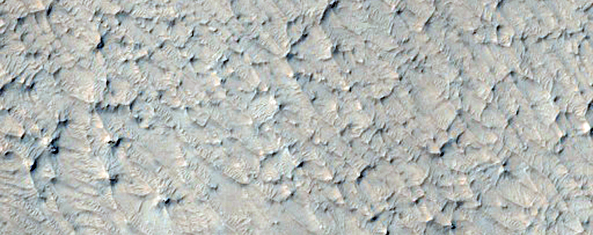 Terreno em camadas e depsitos de ejecta de uma cratera em Arabia Terra