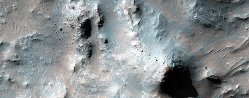 Picco centrale di un cratere a sud-ovest di cratere Ritchey