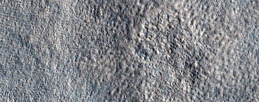 Schodkowy krater na płaskowyżu Arcadia Planitia