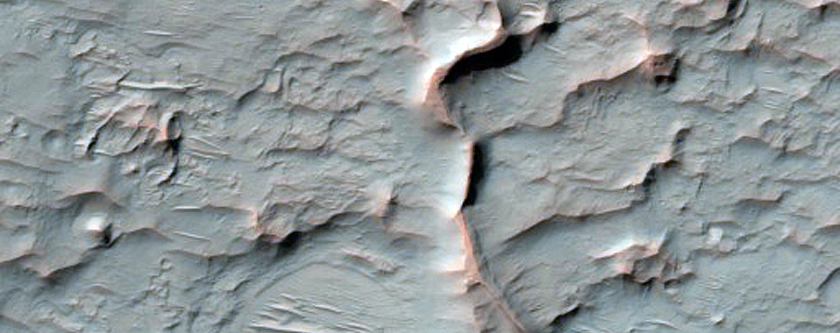 Sinusoidalny grzbiet z płaskowzgórzem w kraterze Kasabi
