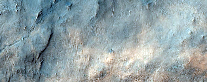 Krawędź krateru w regionie Mare Serpentis