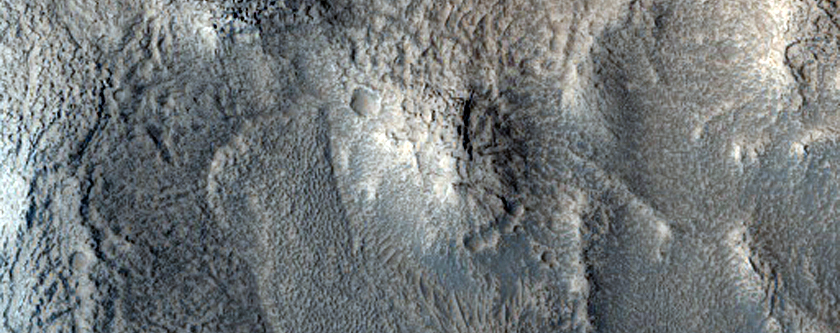 Picco centrale di un cratere nelle pianure settentrionali