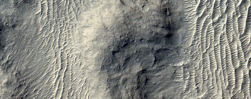 Sinusoidalne grzbiety wewnątrz krateru położonego w rejonie Aeolis Dorsa