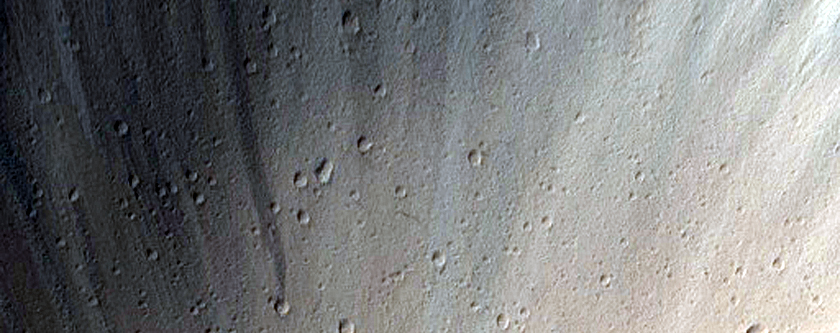 Lawa wchodząca w interakcje z kraterem na północ od wulkanu Tharsis Tholus