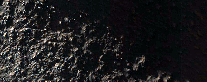 Jasno i ciemno na zboczu masywu górskiego Anseris Mons