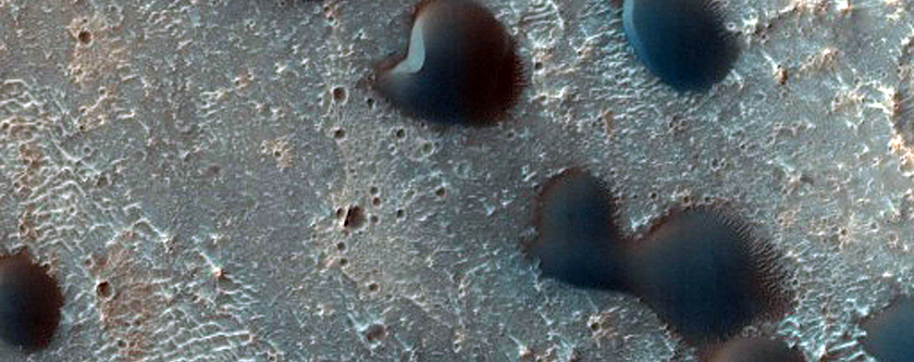 Widoczne w rejonie Cerberus wewnątrz-kraterowe zmiany wydm i fałd