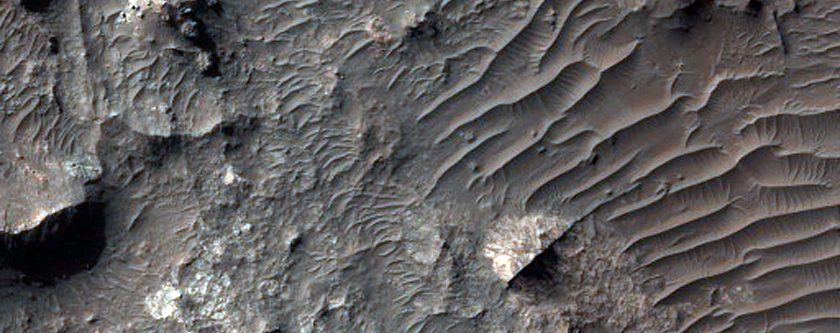 פסגה מרכזית במכתש ב-נואקיס טרה (Noachis Terra)