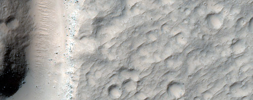 شقوق بسطح لفوهة بيرنارد (Bernard Crater)