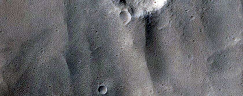 Markoloj en la ĵetaĵoj de kratero en Labeatis Fossae