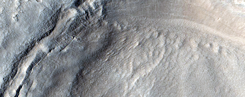 Piedestala kratero sur la ebenaĵoj al la nordokcidento de la Galaxias Colles
