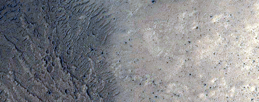 Aequor lavicum et crater ictu effectus in Amazonis Planitie