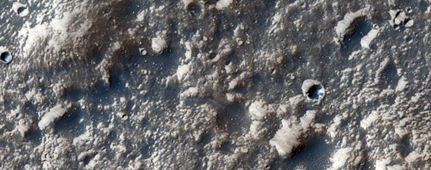Freta in terra crateribus referta a septentrione e Cratere Sharonov