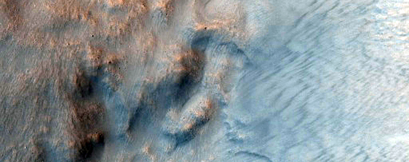 مواد داكنة وأخاديد قرب حافة فوهة