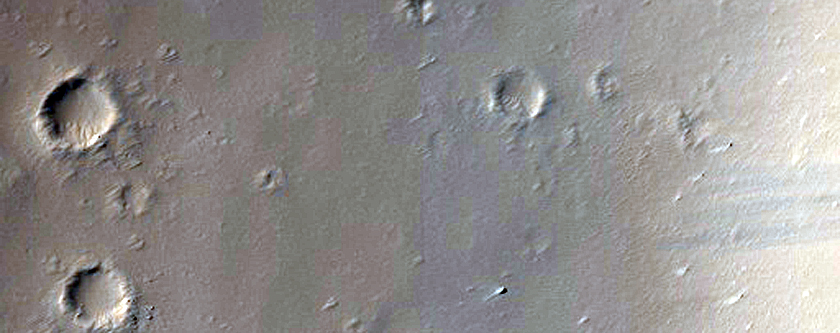 منحدر داكن جميل بمنخفض إليسيوم (Elysium Planitia)