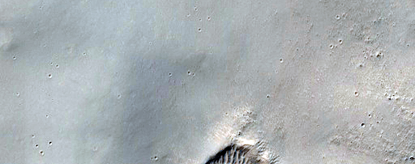 رواسب في فوهة تصادمية قرب وادى ليكوس (Licus Vallis)