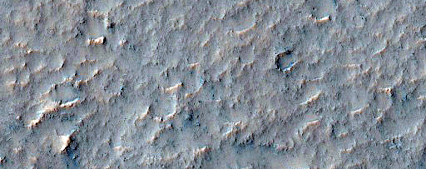 العديد من الفوهات التصادمية جنوب منخفض إسيديس (Isidis Planitia)