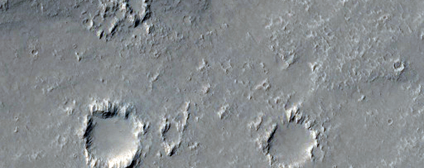 Lava-relif stuit op vlak terrein in Daedalia Planum