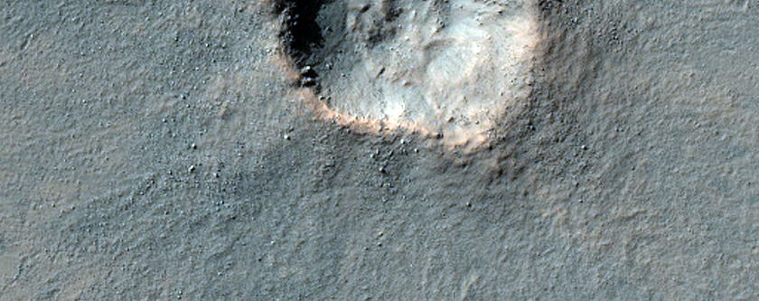 Compatto cratere da impatto roccioso