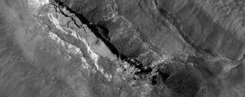 Растрескавшееся дно кратера в земле Аравия
