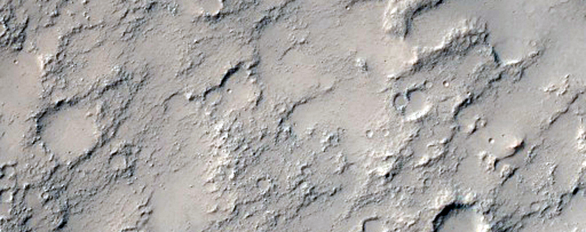 Krater zeminindeki açık tonlu materyal