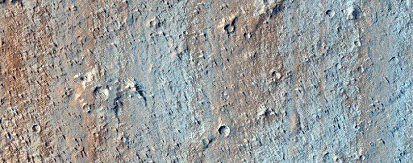 Kratrar med tunt lager utslungat material nordvst om Olympus Mons