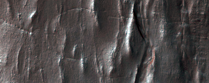 Krater duvarındaki çukurlar