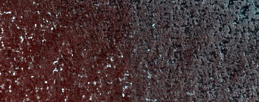 En frd till en sedimentr brant vid en av Mars polarregioner