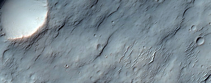 Investigatio possibilis Kaolinitatis prope Crossum Craterem
