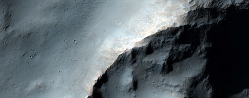 sar p kanten av en krater nra Ariadnes Colles