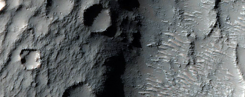 Tektoniskt inslag i Noachis Terra, sydvst om Newcomb-kratern