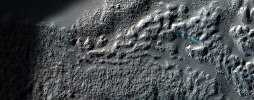 Koldioxidfrost p marken i Avire-kratern