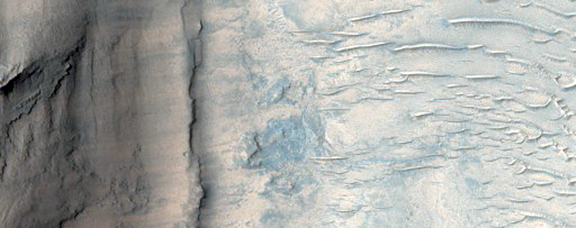 Centrala Strukturen av en Nedslags Krater i den Nordvstra Syrtis Major Regionen