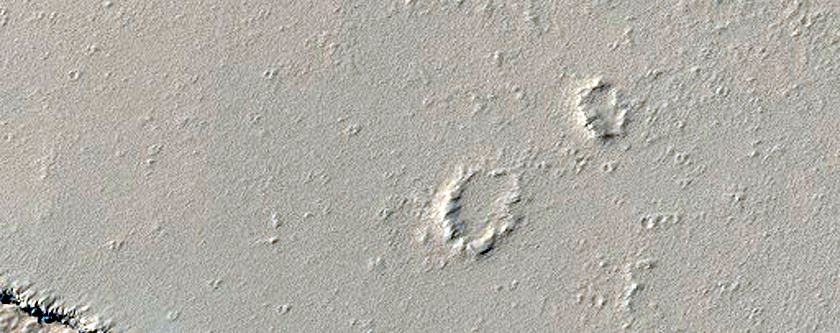 Spricka p sltterna sydst om Ascraues Mons och norr om Noctis Fossae