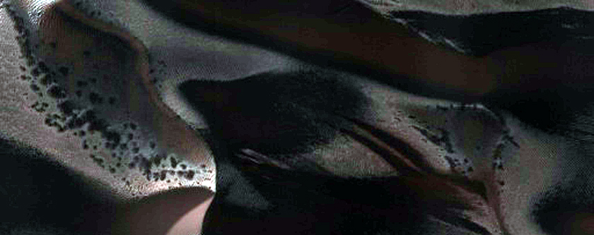 Изменчивые овраги в печаных дюнах кратера Матара