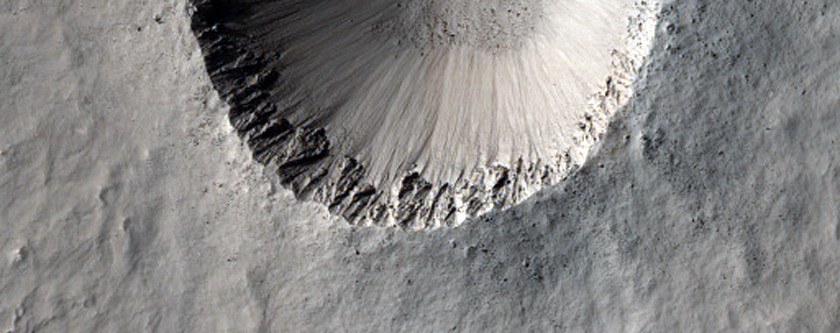 Mały krater w wyblakłymi promieniami