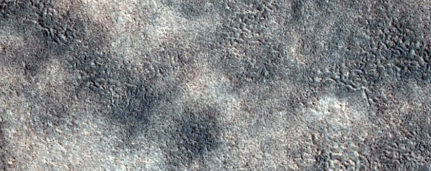 Ciemno-kolorowy teren na równinie Acidalia Planitia