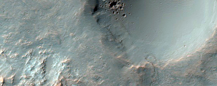 Окольцовывающий вал и склоны кратера Ричи