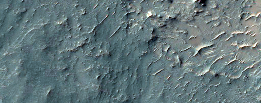 Центральное возвышение в кратере на плато Солис