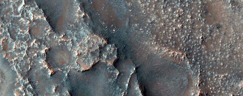 Warstwy skały macierzystej na dnie dużego krateru