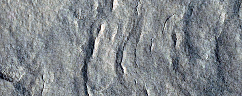 Cratere molto antico con depositi stratificati