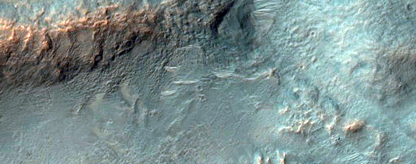 Diversos exemplos de rochas em uma cratera em Tyrrhena Terra