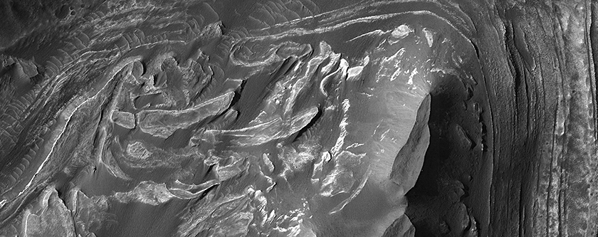 Monticles de material estratificat a la vora oest del Melas Chasma