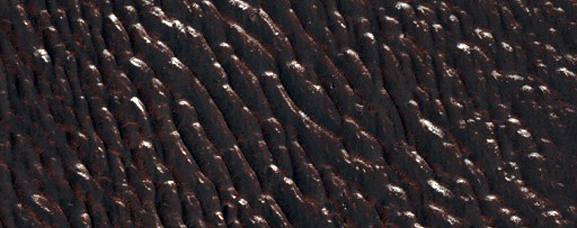 Two Distinct Strata Exposed in 4-Kilometer Diameter Crater