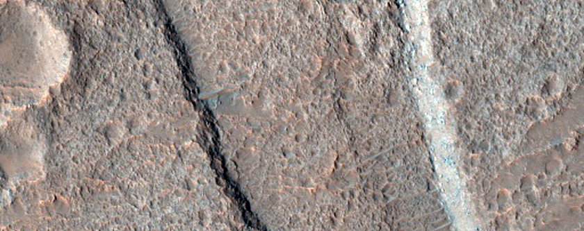 Graben on Mesa in Hydraotes Chaos