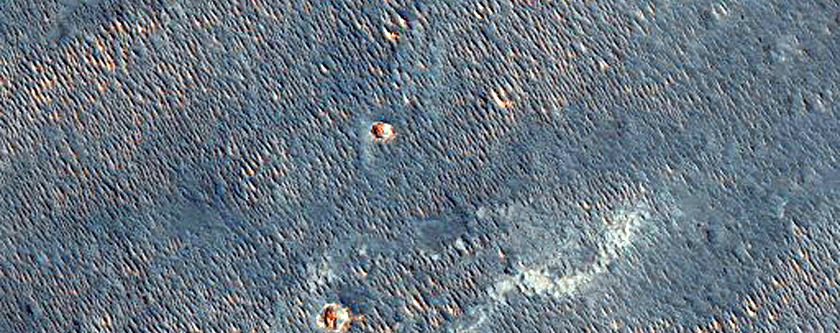 Des strates de couleur claire le long dun plateau dans Noctis Labyrinthus