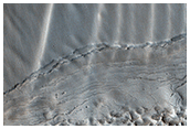 Surfaces ondules sur une pente dans Coloe Fossae