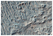 סימנים של פילוסיליקטים במישורים מזרחית ל-איוס קזמה (Eos Chasma)