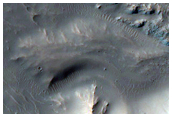 Djupa raviner i skugga i en krater