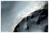 sar p kanten av en krater nra Ariadnes Colles