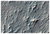 Mjligtvis kloridrika avlagringar inuti en sliten krater